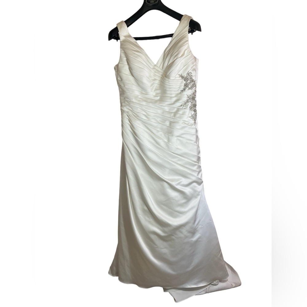 NWT David’s Bridal Ivory Satin V-N Wedding Gown Floral Appliqué on Side Size 16W - Picture 5 of 15